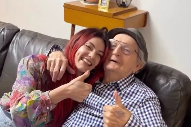 غمرت ديان بوسويل الدعم من جماهيرها المخلصين بعد أن أعلنت الأخبار المأساوية التي توفي جدها