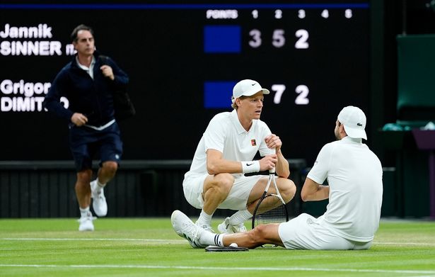 Jannik Sinner (يسار) يتحقق على Grigor Dimitrov بعد إصابته بجروح