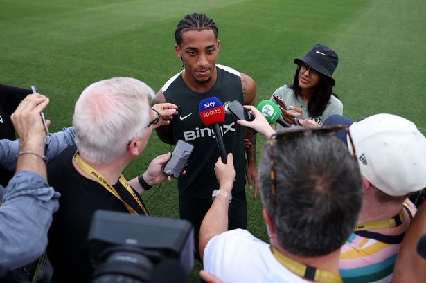 يتحدث جواو بيدرو من تشيلسي إلى وسائل الإعلام خلال جلسة تدريبية قبل مباراة كأس العالم للنادي FIFA 2025 ضد Fluminense