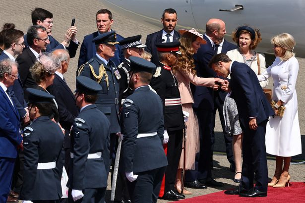 تقبل Macron Air يد كيت عندما يصل إلى المملكة المتحدة اليوم