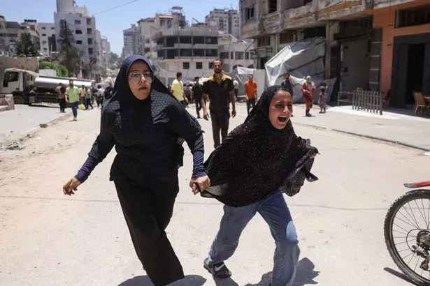 الفلسطينيون يفرون من attacj الإسرائيلية