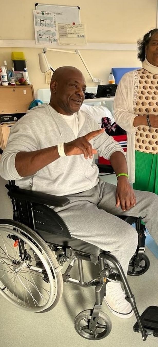 Olubiyi Jibowu في المستشفى قبل بتر ساقه
