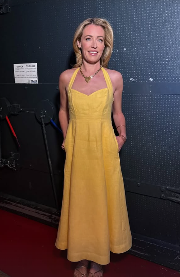Cat Deeley يرتدي فستان Boden Halterneck معروضًا مع رمز خصم خاص