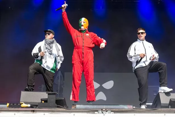 Mo Chara ، DJ Provaí و Móglaí Bap of Kneecap Perform على المسرح West Holts خلال اليوم الرابع من مهرجان Glastonbury 2025 في Worthy Farm
