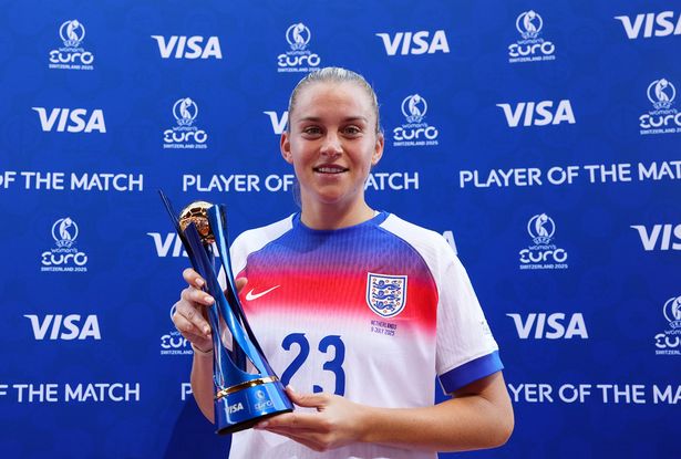 أليسيا روسو مع جائزة أفضل لاعب في المباراة بعد إنجلترا مقابل هولندا