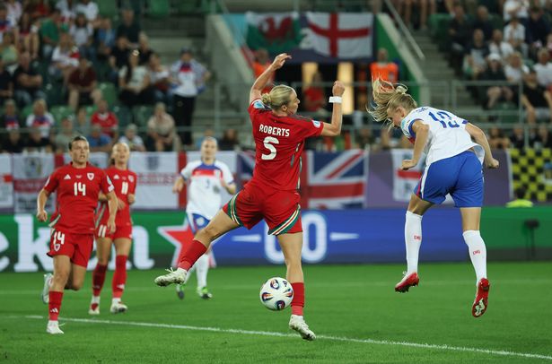 يسجل Aggie Beever-Jones من إنجلترا هدف فريقها السادس خلال UEFA للسيدات الأوروبي 2025