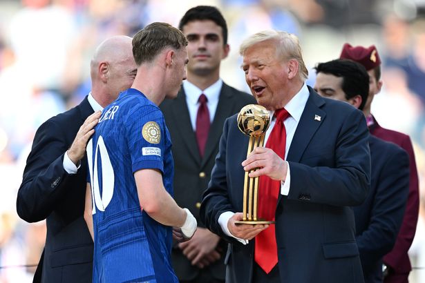 يستقبل كول بالمر الكرة الذهبية لأديداس من جياني إنفانتينو ، رئيس FIFA ، والرئيس الولايات المتحدة الأمريكية دونالد ترامب