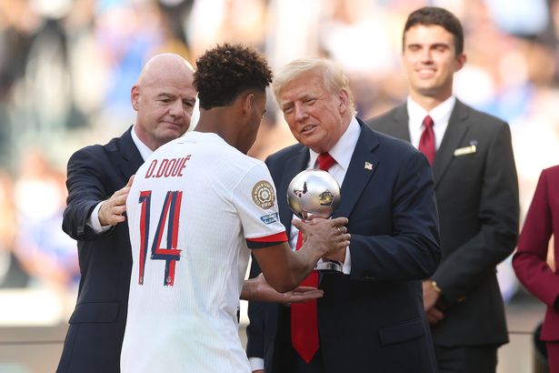 تم تسليم Desire Doue of Paris Saint-Germain جائزة أفضل لاعبي FIFA من الرئيس الأمريكي دونالد ترامب 