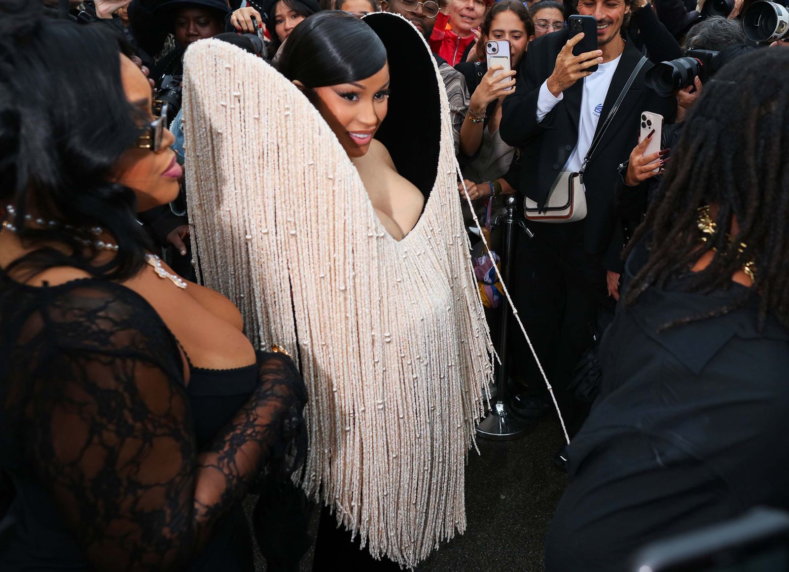 قد تحتوي الصورة على Cardi B Tim Dog Maria Farantouri البالغين إكسسوارات حقيبة اليد الزفاف والالكترونيات