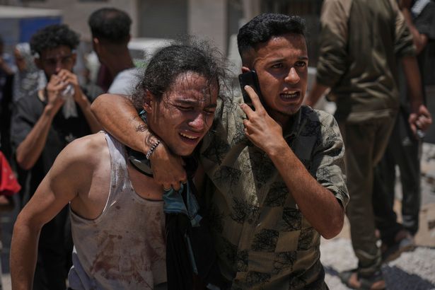 يتفاعل الفلسطينيون بعد حملهم جثث أولئك الذين قتلوا أثناء محاولتهم الوصول إلى شاحنات المساعدات التي تدخل شمال غزة عبر معبر زيكيم مع إسرائيل ، في مستشفى شيفا في مدينة غزة ، الأحد ، 20 يوليو 2025.