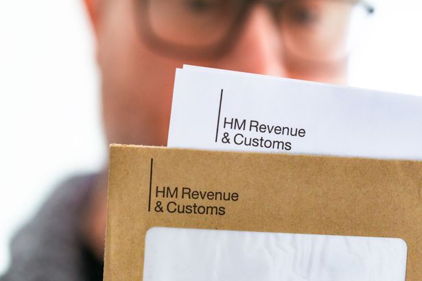 الشخص الذي يفحص خطابًا من HMRC