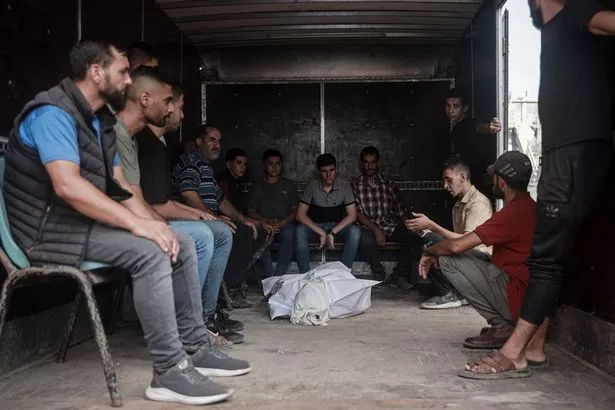 يتجمع المشيعون من أجل جنازة قائد حماس حسين فاياد قتلوا