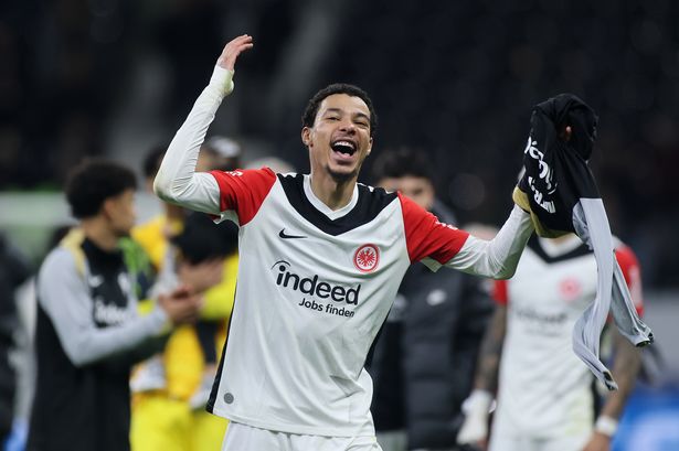 يحتفل Hugo Ekitike مع Eintracht Frankfurt