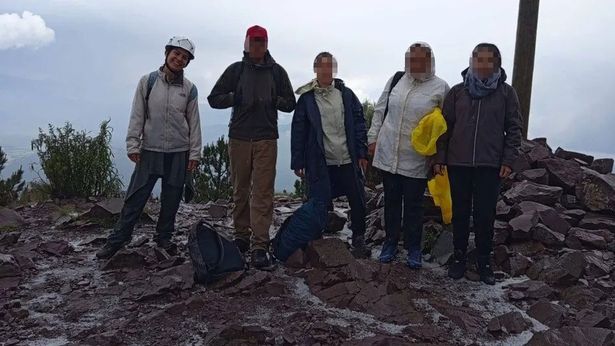 آنا تتظاهر بتقاط صورة في الذروة مع مجموعة المشي لمسافات طويلة Senderismo Tepemecatl - قبل أن تختفي