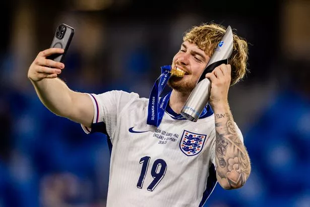 المهاجم في إنجلترا رقم 19 هارفي إليوت يطرح صورة شخصية مع الكأس التي حصل عليها لكونها أفضل لاعب في البطولة بعد أن فاز فريقه بمباراة كرة القدم في بطولة أوروبا UEFA U21 بين إنجلترا وألمانيا في براتيسلافا ، سلوفاكيا في 28 يونيو 2025. دافعت إنجلترا بنجاح إلى لقب بطولة أوروبا تحت سن 21. (تصوير Branislav Racko / AFP) (تصوير Branislav Racko / AFP عبر Getty Images)