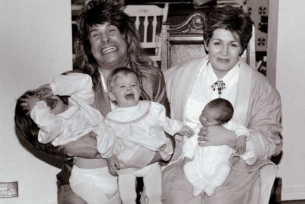 Ozzy & Sharon Osbourne مع أطفالهم الصراخين