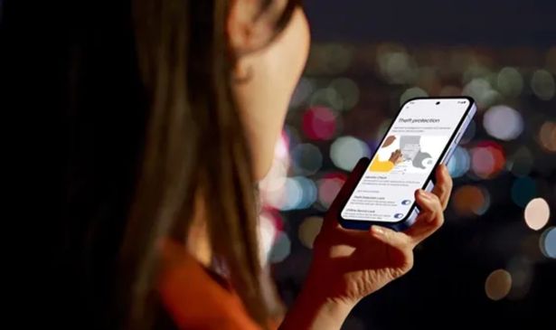 امرأة تنظر إلى شاشة هاتف Google Pixel 9A الذكي