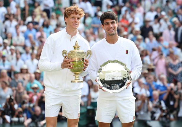 Jannik Sinner (ITA) (1) و Carlos Alcaraz (ESP) (2) مع جوائزهم بعد المباراة النهائية الفرديين للفرديين خلال اليوم الرابع عشر من بطولة Wimbledon 2025 في جميع إنجلترا لاون تنس و Croquet Club في 13 يوليو 2025 في لندن ، إنجلترا ، إنجلترا