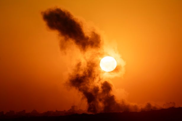 الدخان الغريب من المعركة يمتد على غزة المنكوبة