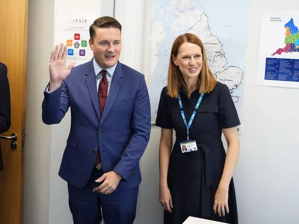 وزير الصحة ويس في الشارع خلال زيارة إلى مركز العمليات الوطنية في NHS في لندن لمعرفة كيف يديرون العمل الصناعي
