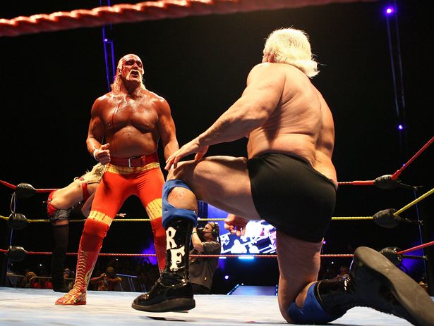 بيرث ، أستراليا - 24 نوفمبر: يلفت Hulk Hogan إلى Ric Flair خلال جولته Hulkamania في Burswood Dome في 24 نوفمبر 2009 في بيرث ، أستراليا. (تصوير بول كين/غيتي إيمايز)
