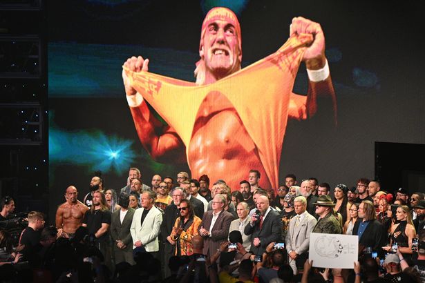 ينتبه WWE لفقدان Hulk Hogan خلال Smackdown في Rocket Mortgage Fieldhouse في 25 يوليو ،