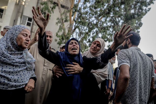 تُعقد امرأة مدمرة من قبل مجموعة من الناس
