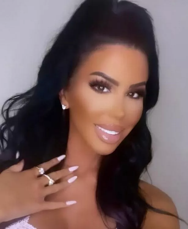 تحدثت فنانة المكياج ، التي تم تصويرها مؤخرًا ، عن رحلة 