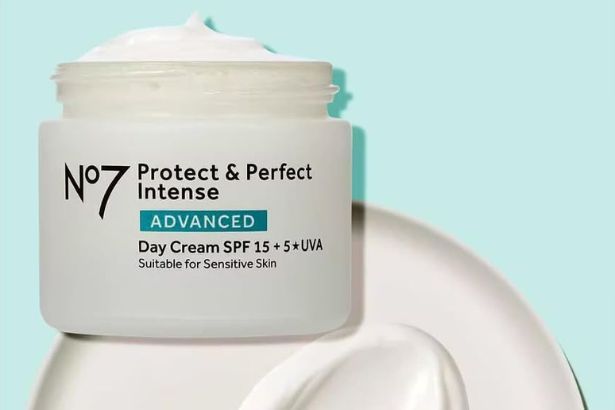 يعد الكريمة ، بحماية SPF ، بأنه يجب أن 