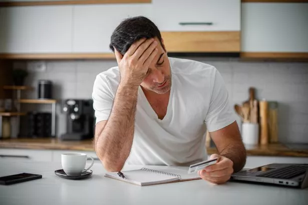صدم الشخص من فاتورة الضرائب الخاصة بهم