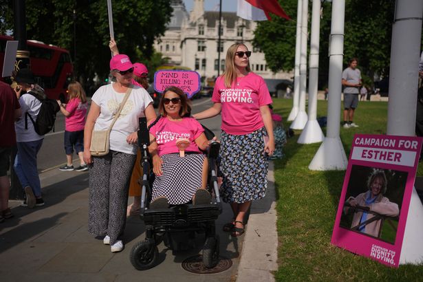 تتجمع كرامة في الناشطين الذين يموتون ، بما في ذلك MND Mnd Mnd Emma Bray (Center) ، لدعم مشروع قانون الموت بمساعدة في ميدان البرلمان ، وسط لندن