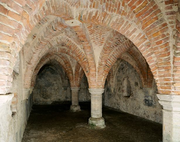 Blakeney Guildhall ، Norfolk ، C2000S (؟). عرض داخلي للطابق السفلي يظهر سقفه المقبب. الفنان: مصور موظفي إنجلترا التاريخي. (صور التراث الإنجليزي/التراث/Getty Images)