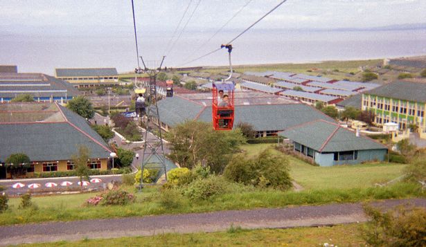 تظهر الصورة معسكر العطلات البريطاني 'Butlins Ayr'. كان بوتلين آير معسكرًا للعطلات بالقرب من آير في ساوث أيرشاير ، اسكتلندا. عندما تم افتتاحه في الأصل في عام 1946 ، تم تسمية Ayr Butlin ، ولكن في عام 1987 تم إعادة تسمية WonderWest World. تم إغلاقه في عام 1998 وأعاد فتحه في عام 1999 تحت إدارة عطلات Haven التي أعادت تسميتها Craig Tara.