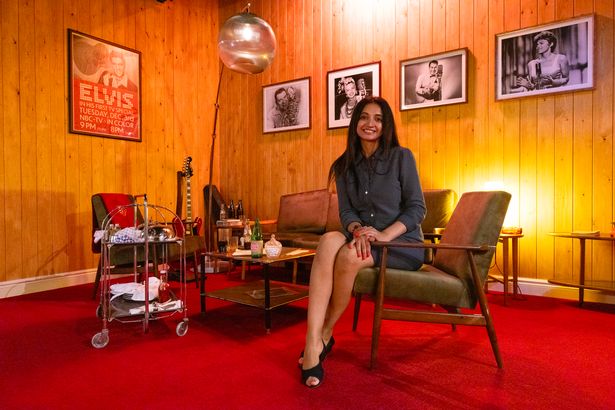   تلقى الكاتبة المميزة لـ The Mirror Sanjeeta Bains نظرة خلف الكواليس في عرض غامرة ، Elvis Evolution