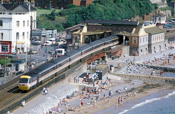 محطة Dawlish مع West Bound HST في المنصة. (تصوير بالسكك الحديدية/التصوير الفوتوغرافي/Avalon/Getty Images)