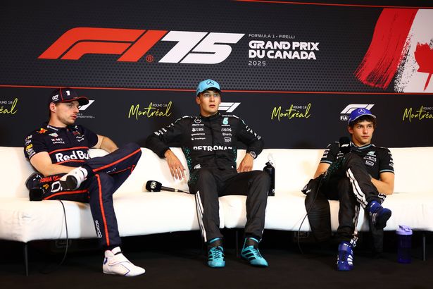 مونتريال ، كيبيك - 15 يونيو: فاز فريق السباق جورج راسل من بريطانيا العظمى ومرسيدس AMG Petronas F1 بوضع Max Verstappen من هولندا وأوراكل ريد بول ريسينغ و Thructed Ondrea Kimi Antonelli من Italy و Mercedes AMG Petronas F1 في المؤتمر Predivers Pressed خلال F1 Grand Prix في Commun -Gilles -Villiene. في مونتريال ، كيبيك. (تصوير Clive Rose/Getty Images)