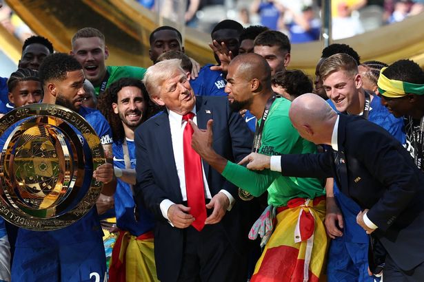 يحمل المدافع الإنجليزي في تشيلسي #24 ريس جيمس الكأس بصفته حارس مرمى تشيلسي الإسباني #01 روبرت سانشيز يتحدث إلى الرئيس الأمريكي دونالد ترامب خلال حفل توزيع الجوائز لكأس العالم للنادي FIFA 2025