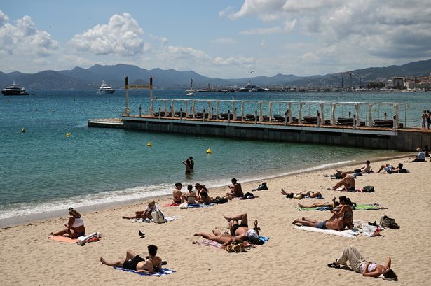 يستمتع Beachogoers بالشمس على شاطئ على طول شارع Boulevard de la Croisette ، على هامش الطبعة 78 من مهرجان كان السينمائي في كان ، جنوب فرنسا ، في 17 مايو 2025.