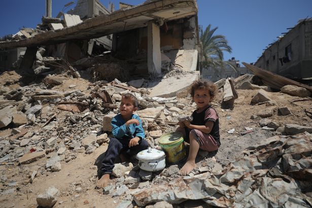 يجتمع الفلسطينيون اليائسون من أجل المساعدة