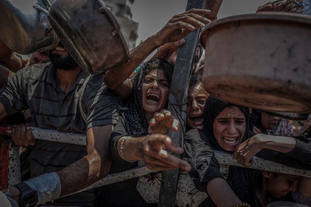 تتجمع الحشود أثناء توزيع الطعام في مدينة غزة في 24 يوليو