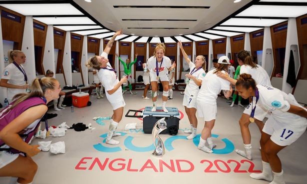 The Lionesses يرقص والاحتفال بعد فوزه في Euro 2022 (تصوير Lynne Cameron - FA/The FA عبر Getty Images)