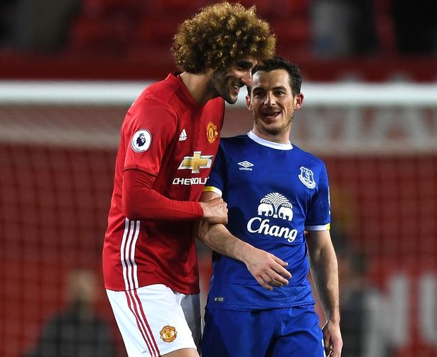 Marouane Fellaini من Manchester United (L) و Leighton Baines of Everton (R) يتحدثون بعد مباراة الدوري الإنجليزي الممتاز بين مانشستر يونايتد وإيفرتون في أولد ترافورد في 4 أبريل 2017