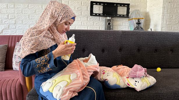 ممرضة علاء طفلة لها ثلاثة توائم على مقربة من المكان الذي خاضت فيه الحرب