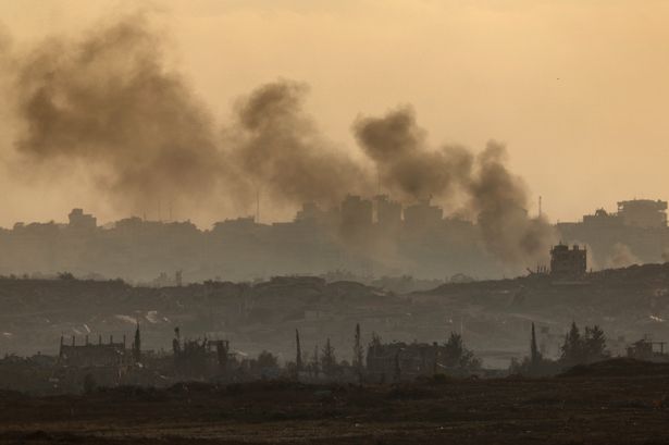 الدخان خلال ضربة إسرائيلية على الأراضي الفلسطينية المحاصرة