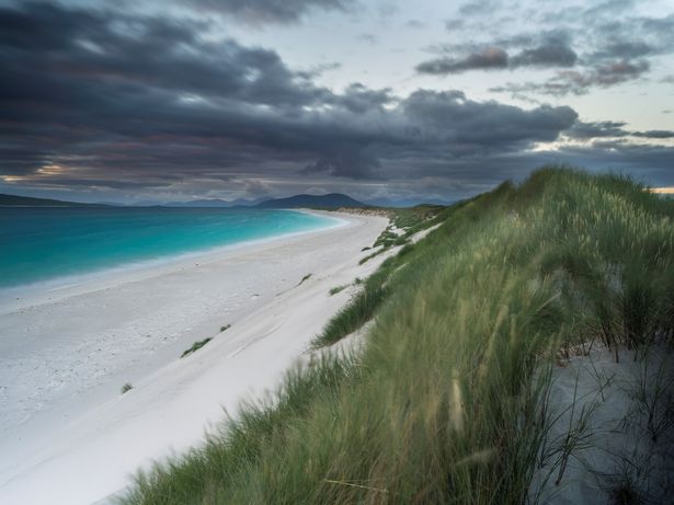 Isle of Berneray (Bearnaraidh). جزيرة صغيرة تقع في صوت هاريس في طرف Nothern من North Uist. ويست بيتش مع جبال هاريس في الخلفية. أوروبا. اسكتلندا. يونيو. (تصوير: Martin Zwick/Reda/Universal Images Group عبر Getty Images)