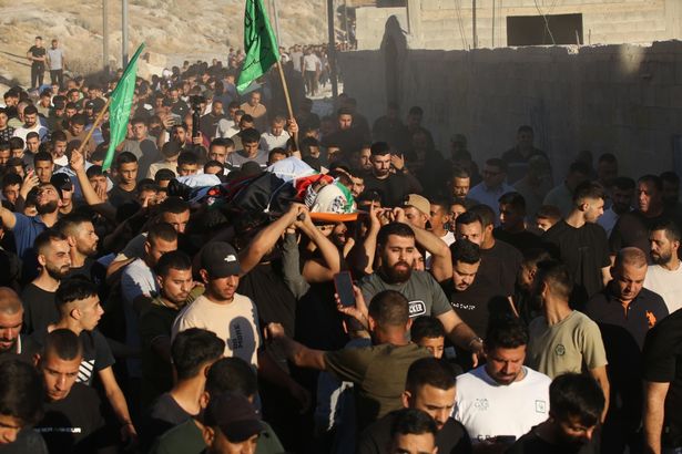 جنازة في الضفة الغربية بعد أن فتحت القوات النار