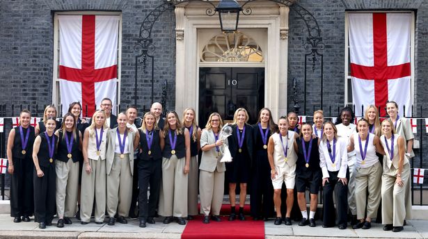 الأسد تشكل مع الكأس خارج No10 Downing Street