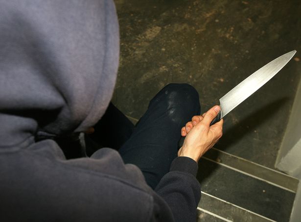 تظهر أحدث البيانات انخفاضًا صغيرًا في جريمة السكين في إنجلترا وويلز
