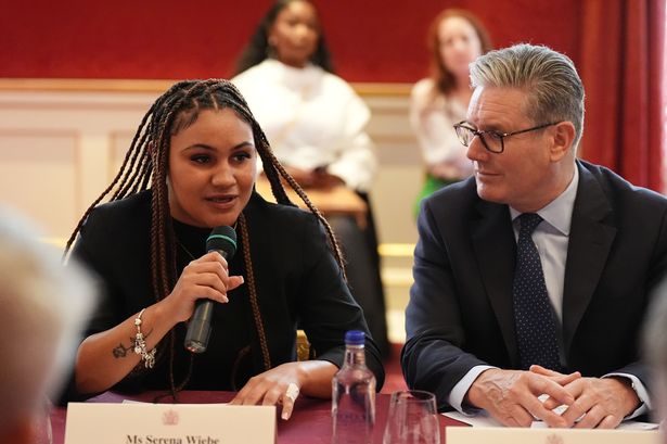 يستمع Keir Starmer إلى سيرينا Weibe من Empire Fighting Justice في قمة فرص الشباب التي استضافتها الملك تشارلز الثالث في قصر سانت جيمس 