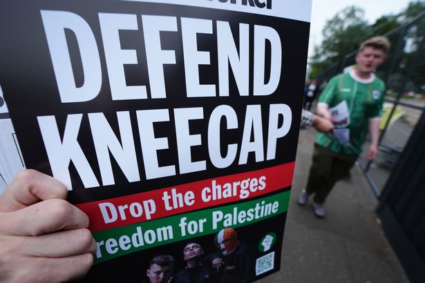 صورة لافتة قول "الدفاع عن kneecap ، إسقاط الرسوم"